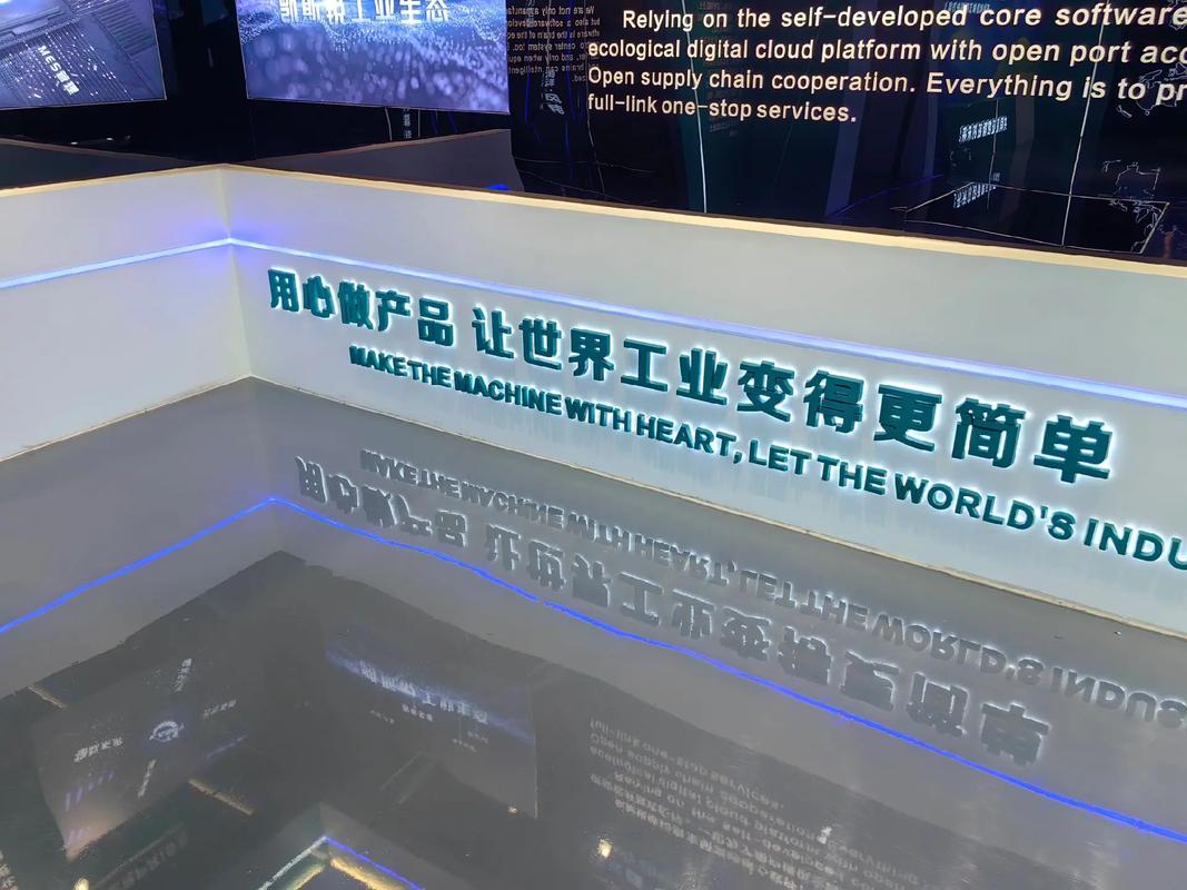 智能工厂、数字工厂与未来工厂 技术工人与先进设备的数字技术服务